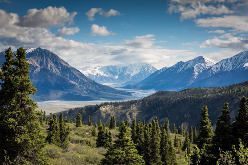 Lago en la Patagonia argentina con montañas nevadas